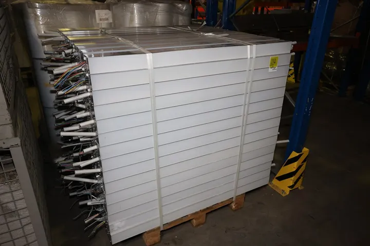 1 x Palette KEC - Linea LED - Leuchte L.: 125 cm
